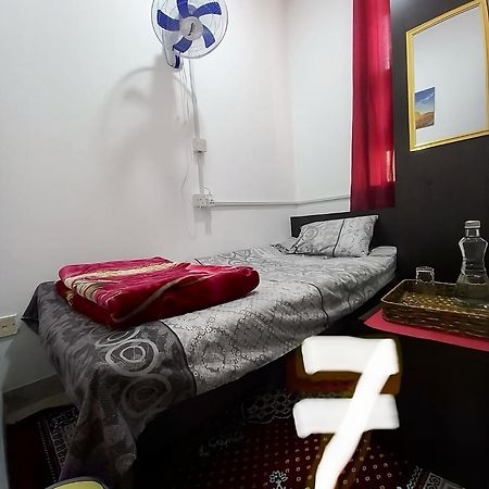 Only Male Gender Royal Luxury Partition Small Room 阿布扎比 外观 照片